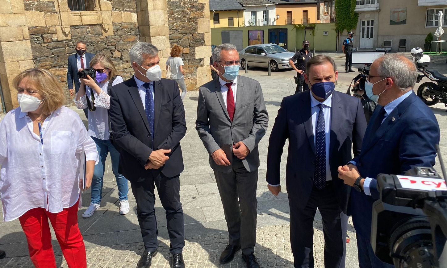 El ministro José Luis Ábalos inaugura las obras de rehabilitación del Castillo Viejo de Ponferrada en una visita que tendrá su continuidad este viernes en León capital | Olegario Ramón pide inversiones para El Bierzo | Una de las demandas, colaboración en el proyecto de ronda sur para eliminar el tráfico rodado frente al Castillo. 