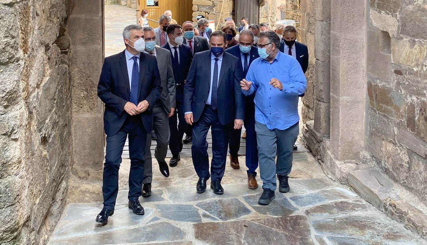 El ministro José Luis Ábalos inaugura las obras de rehabilitación del Castillo Viejo de Ponferrada en una visita que tendrá su continuidad este viernes en León capital | Olegario Ramón pide inversiones para El Bierzo | Una de las demandas, colaboración en el proyecto de ronda sur para eliminar el tráfico rodado frente al Castillo. 