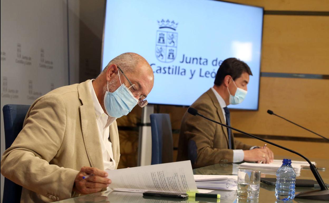 El vicepresidente, portavoz y consejero de Transparencia, Ordenación del Territorio y Acción Exterior, Francisco Igea, y el consejero de la Presidencia, Ángel Ibáñez, comparecen en rueda de prensa posterior al Consejo de Gobierno.