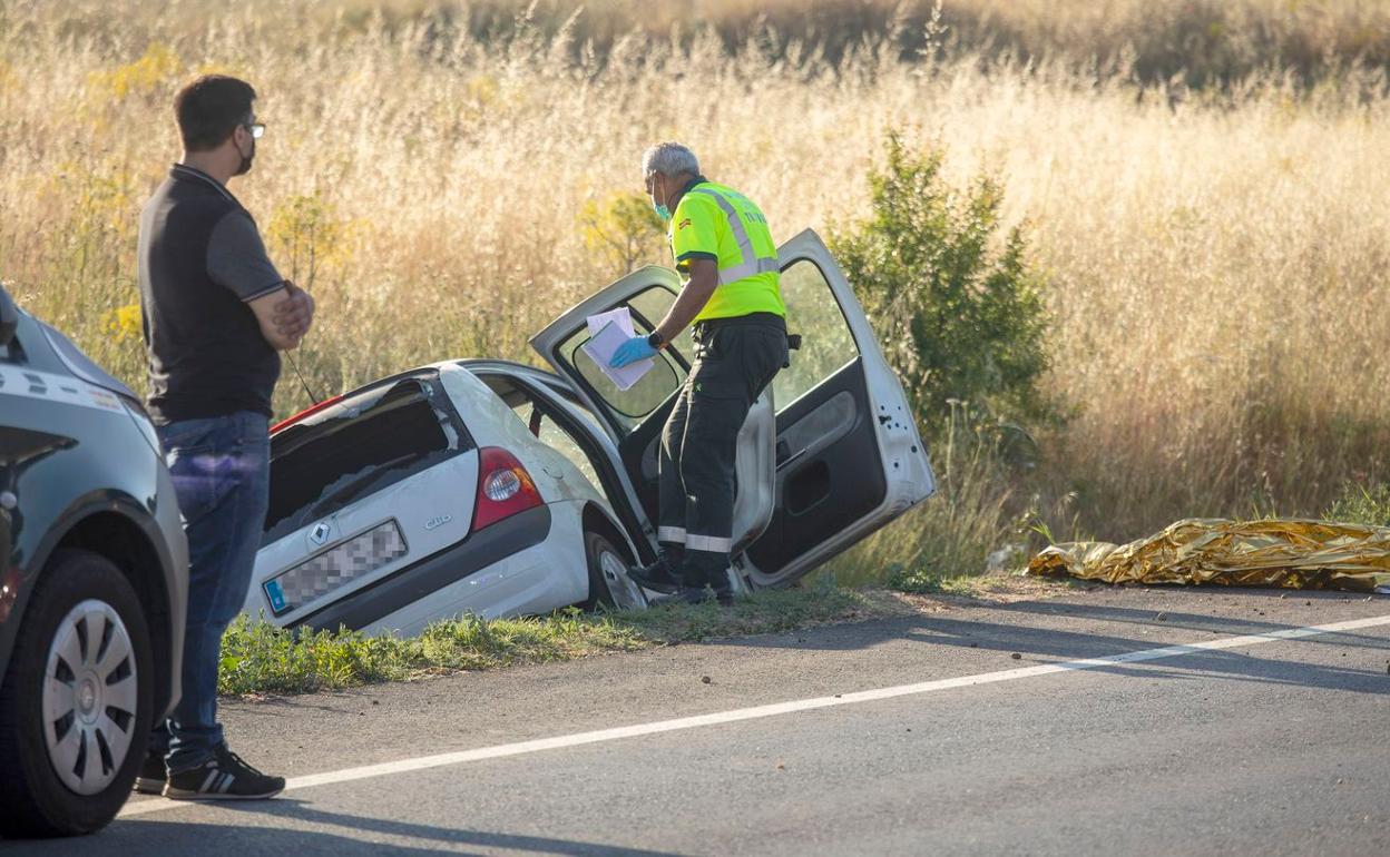 La Guardia Civil investiga lo sucedido en el accidente. 