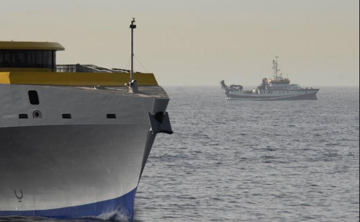 El buque del Instituto Español de Oceanografía rastrea los fondos marinos de Tenerife en busca de pistas sobre las niñas desaparecidas.