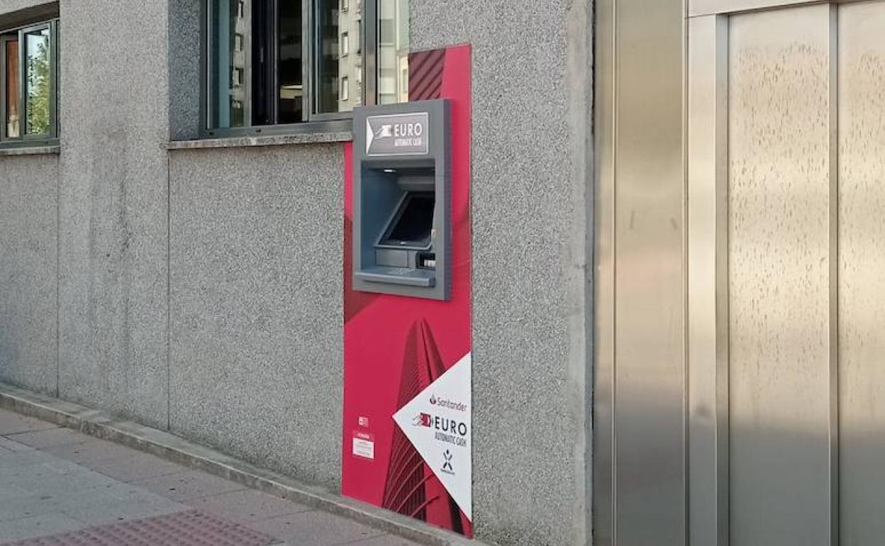 Cajero instsalado en la oficina principal de Correos en Ponferrada.