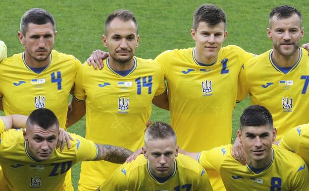 Jugadores de la selección ucraniana forman antes de un partido. 