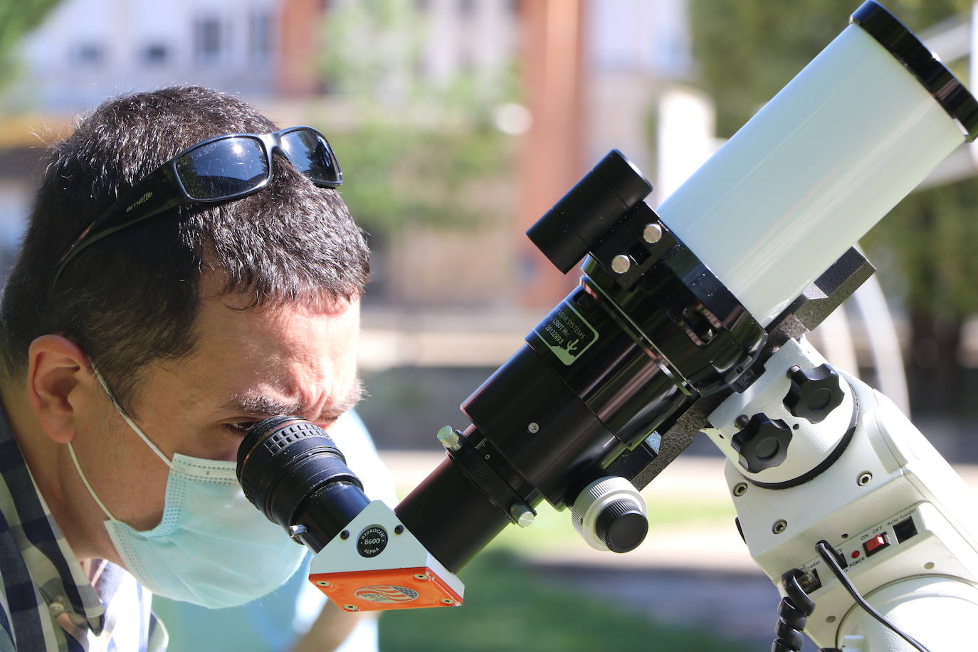 La Asociación Leonesa de Astronomía organiza en el patio del IES Padre Isla una observación del eclipse solar que ocultará una 18,6% del astro | Este fenómeno «inusual y único» en España se repetirá de una forma mucho más potente en 2034