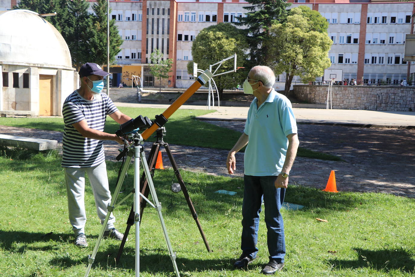 La Asociación Leonesa de Astronomía organiza en el patio del IES Padre Isla una observación del eclipse solar que ocultará una 18,6% del astro | Este fenómeno «inusual y único» en España se repetirá de una forma mucho más potente en 2034