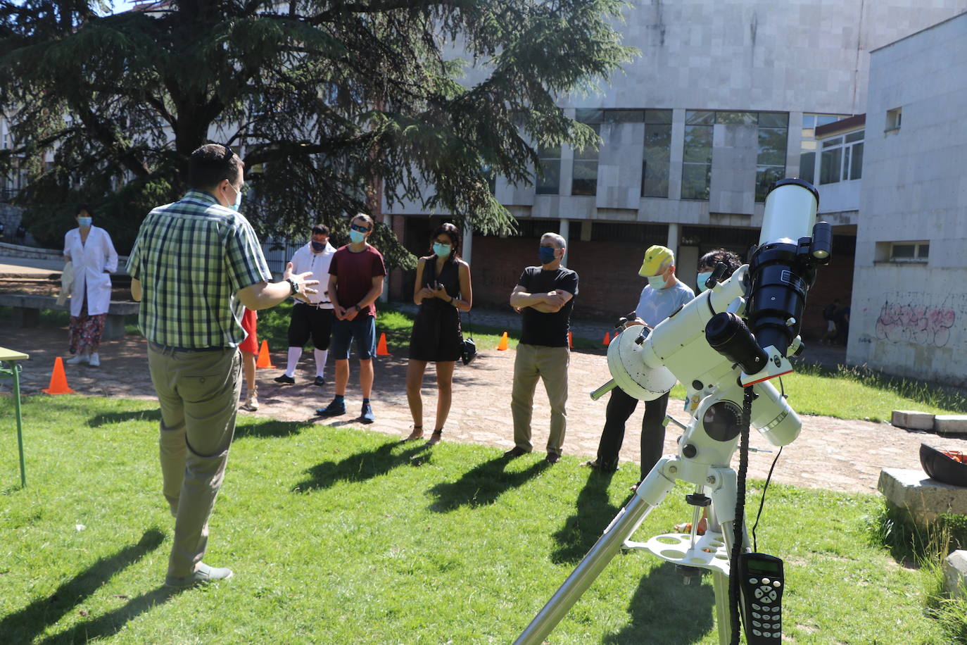 La Asociación Leonesa de Astronomía organiza en el patio del IES Padre Isla una observación del eclipse solar que ocultará una 18,6% del astro | Este fenómeno «inusual y único» en España se repetirá de una forma mucho más potente en 2034