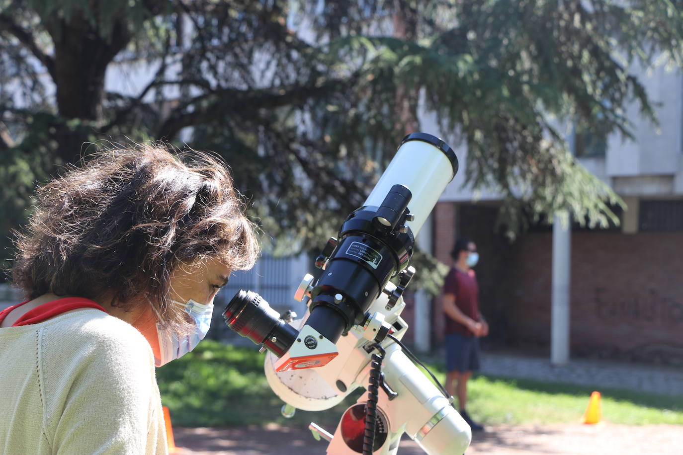 La Asociación Leonesa de Astronomía organiza en el patio del IES Padre Isla una observación del eclipse solar que ocultará una 18,6% del astro | Este fenómeno «inusual y único» en España se repetirá de una forma mucho más potente en 2034