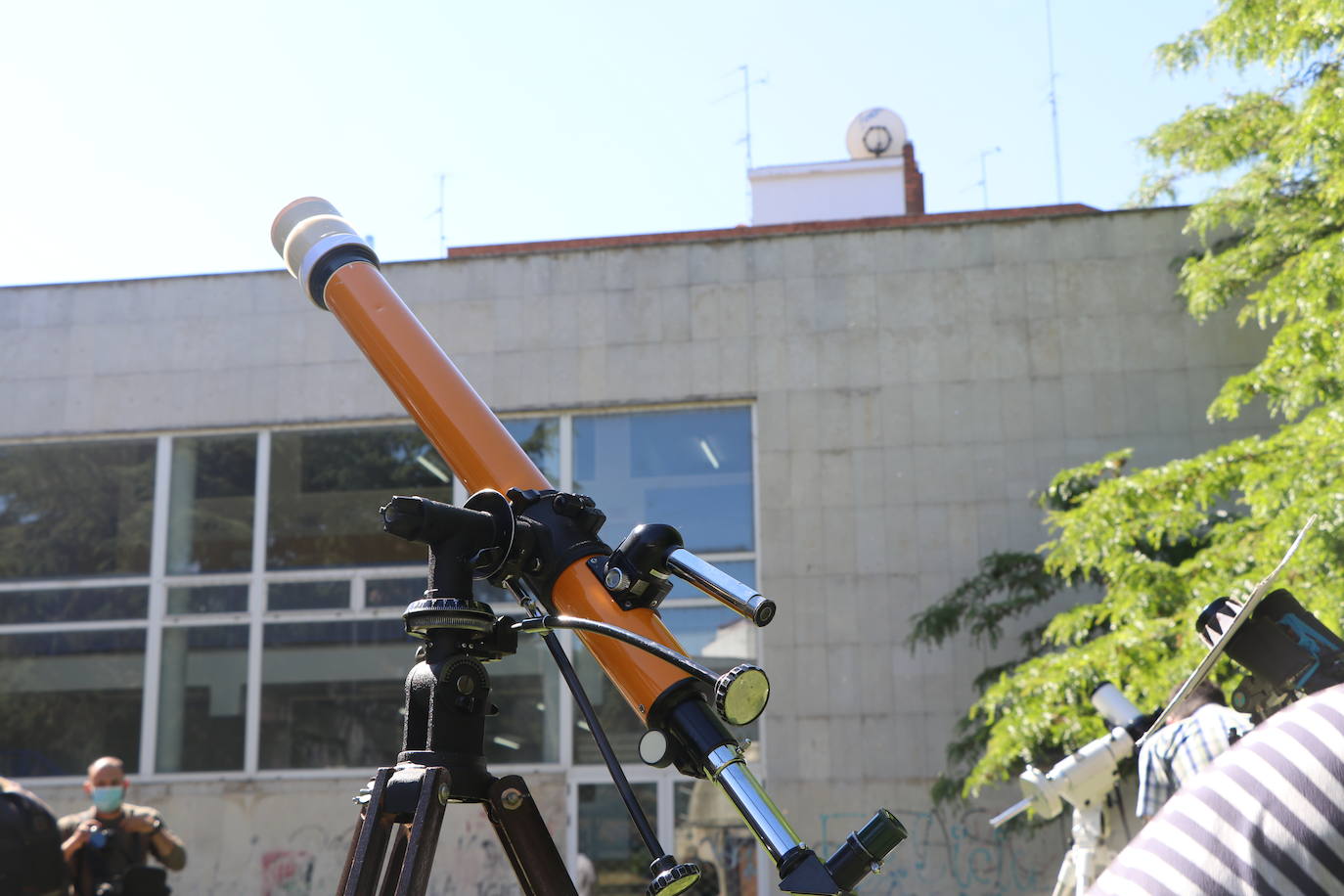 La Asociación Leonesa de Astronomía organiza en el patio del IES Padre Isla una observación del eclipse solar que ocultará una 18,6% del astro | Este fenómeno «inusual y único» en España se repetirá de una forma mucho más potente en 2034