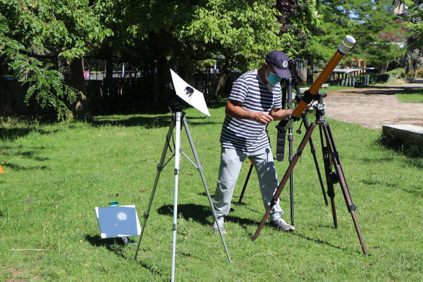 La Asociación Leonesa de Astronomía organiza en el patio del IES Padre Isla una observación del eclipse solar que ocultará una 18,6% del astro | Este fenómeno «inusual y único» en España se repetirá de una forma mucho más potente en 2034