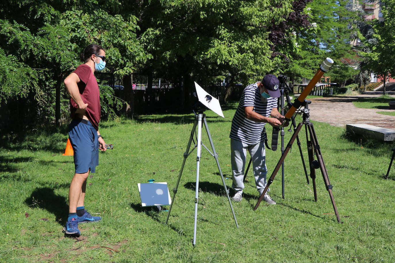 La Asociación Leonesa de Astronomía organiza en el patio del IES Padre Isla una observación del eclipse solar que ocultará una 18,6% del astro | Este fenómeno «inusual y único» en España se repetirá de una forma mucho más potente en 2034