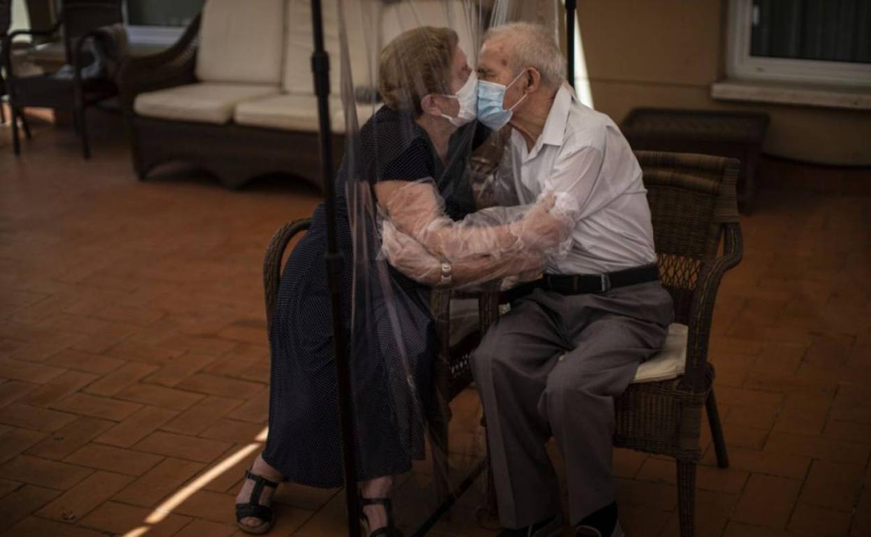 Emilio Morenatti obtiene premio Pulitzer por sus fotografías sobre el impacto de la covid-19 en las personas mayores.