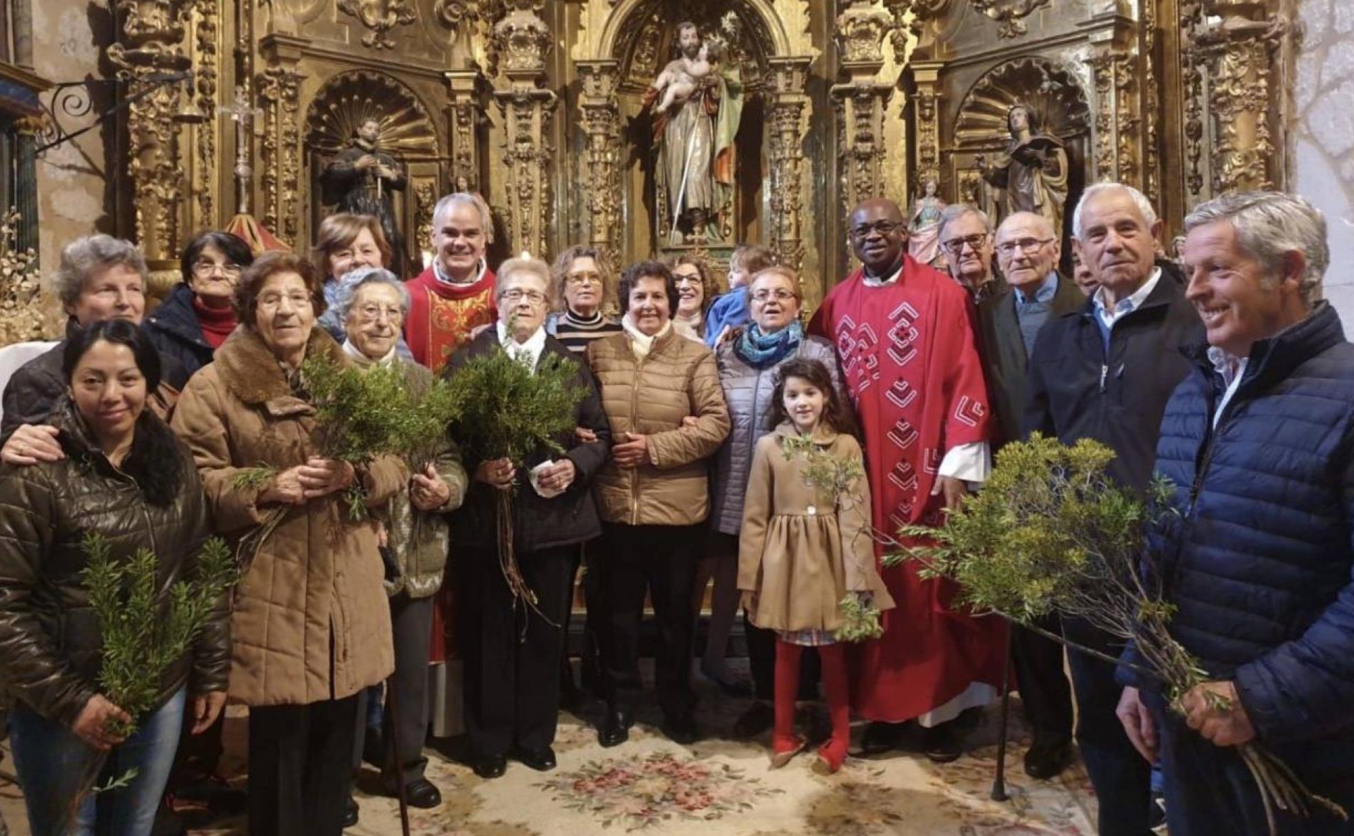 Vecinos de Valdeprados el Domingo Ramos con la imagen de San José al fondo.