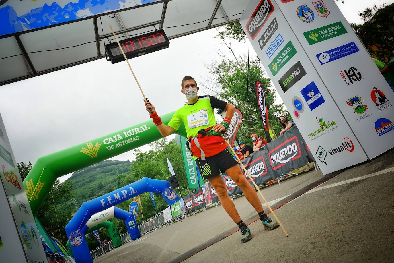 Manuel Merillas continúa sumando proezas en la meta de Arenas de Cabrales. En el regreso de la competición a los Picos de Europa, el corredor berciano mantuvo su dominio incontestable en la Travesera Oquendo. Volvió a arrasar y consiguió pasar a la historia de la prueba en su decimoséptima edición al alcanzar su ambicioso doble objetivo. Pulverizó su anterior récord al rebajarlo en cuarenta minutos con una marca de nueve horas, cincuenta y dos minutos y cincuenta y tres segundos para derribar la barrera de las diez horas.