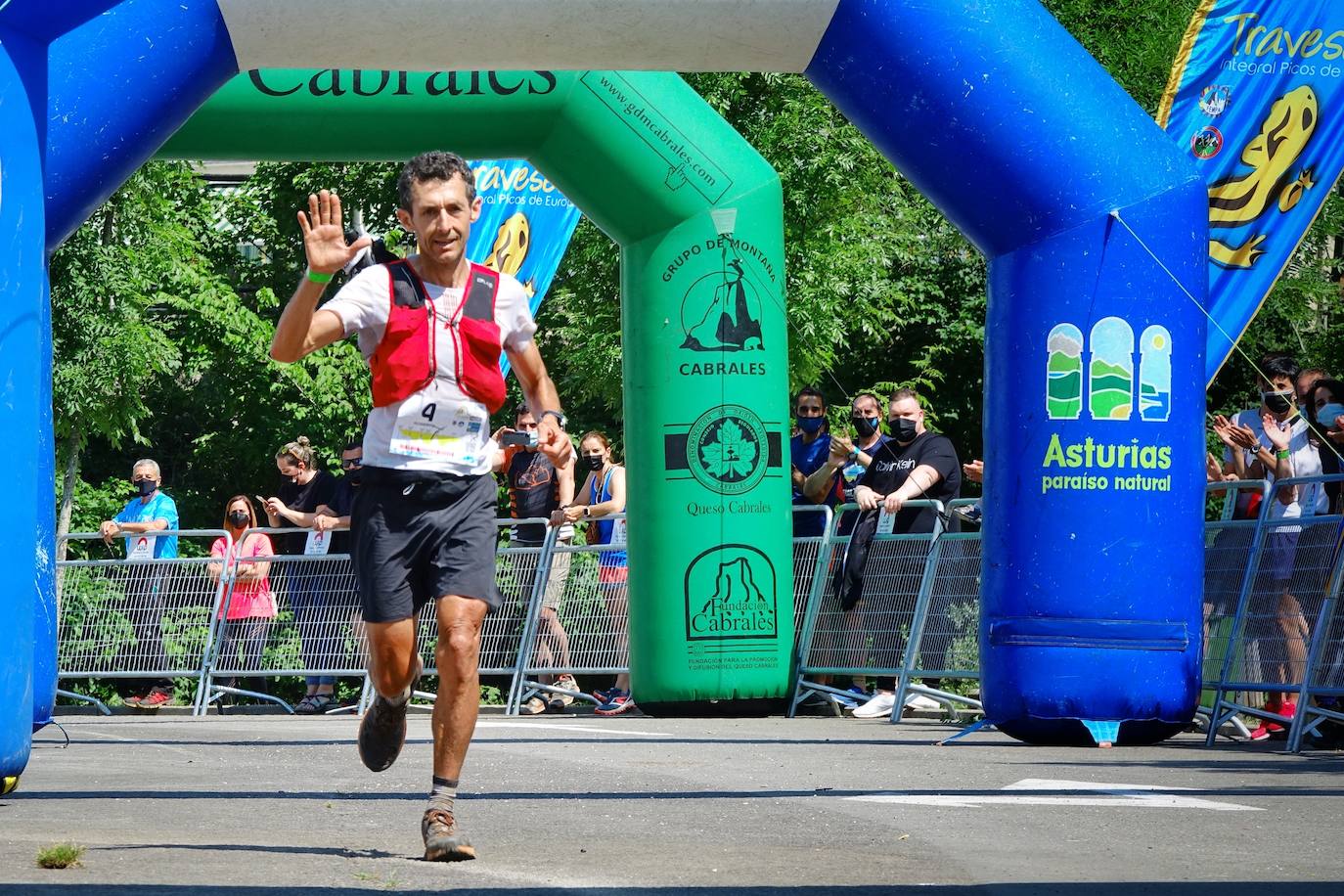 Manuel Merillas continúa sumando proezas en la meta de Arenas de Cabrales. En el regreso de la competición a los Picos de Europa, el corredor berciano mantuvo su dominio incontestable en la Travesera Oquendo. Volvió a arrasar y consiguió pasar a la historia de la prueba en su decimoséptima edición al alcanzar su ambicioso doble objetivo. Pulverizó su anterior récord al rebajarlo en cuarenta minutos con una marca de nueve horas, cincuenta y dos minutos y cincuenta y tres segundos para derribar la barrera de las diez horas.