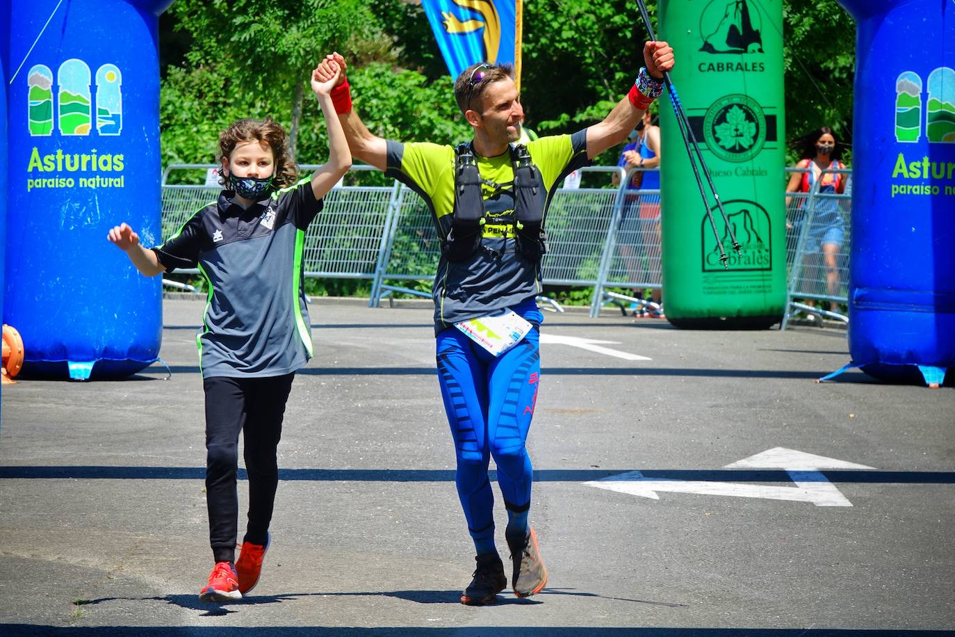 Manuel Merillas continúa sumando proezas en la meta de Arenas de Cabrales. En el regreso de la competición a los Picos de Europa, el corredor berciano mantuvo su dominio incontestable en la Travesera Oquendo. Volvió a arrasar y consiguió pasar a la historia de la prueba en su decimoséptima edición al alcanzar su ambicioso doble objetivo. Pulverizó su anterior récord al rebajarlo en cuarenta minutos con una marca de nueve horas, cincuenta y dos minutos y cincuenta y tres segundos para derribar la barrera de las diez horas.