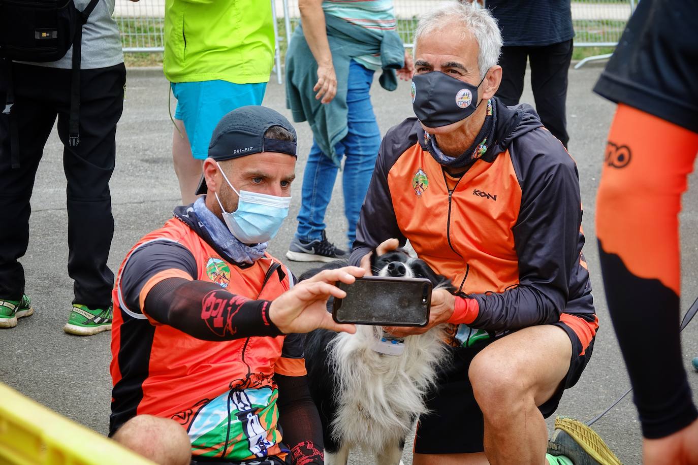 Manuel Merillas continúa sumando proezas en la meta de Arenas de Cabrales. En el regreso de la competición a los Picos de Europa, el corredor berciano mantuvo su dominio incontestable en la Travesera Oquendo. Volvió a arrasar y consiguió pasar a la historia de la prueba en su decimoséptima edición al alcanzar su ambicioso doble objetivo. Pulverizó su anterior récord al rebajarlo en cuarenta minutos con una marca de nueve horas, cincuenta y dos minutos y cincuenta y tres segundos para derribar la barrera de las diez horas.