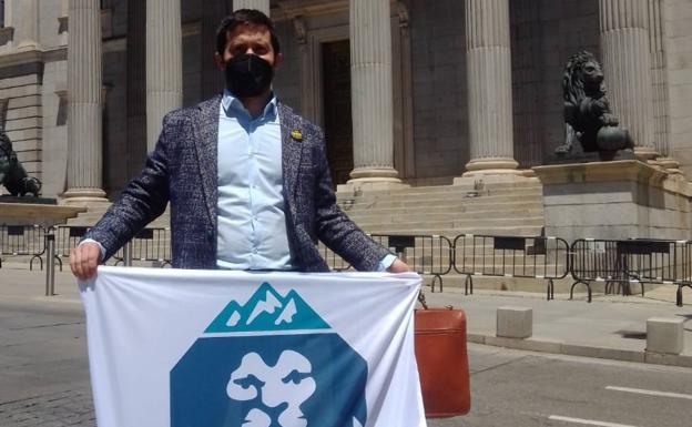 Sergio Díez, representante de León ruge, frente al Congreso.