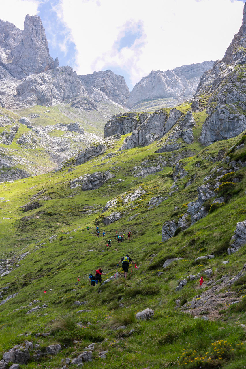 Manuel Merillas continúa sumando proezas en la meta de Arenas de Cabrales. En el regreso de la competición a los Picos de Europa, el corredor berciano mantuvo su dominio incontestable en la Travesera Oquendo. Volvió a arrasar y consiguió pasar a la historia de la prueba en su decimoséptima edición al alcanzar su ambicioso doble objetivo. Pulverizó su anterior récord al rebajarlo en cuarenta minutos con una marca de nueve horas, cincuenta y dos minutos y cincuenta y tres segundos para derribar la barrera de las diez horas.