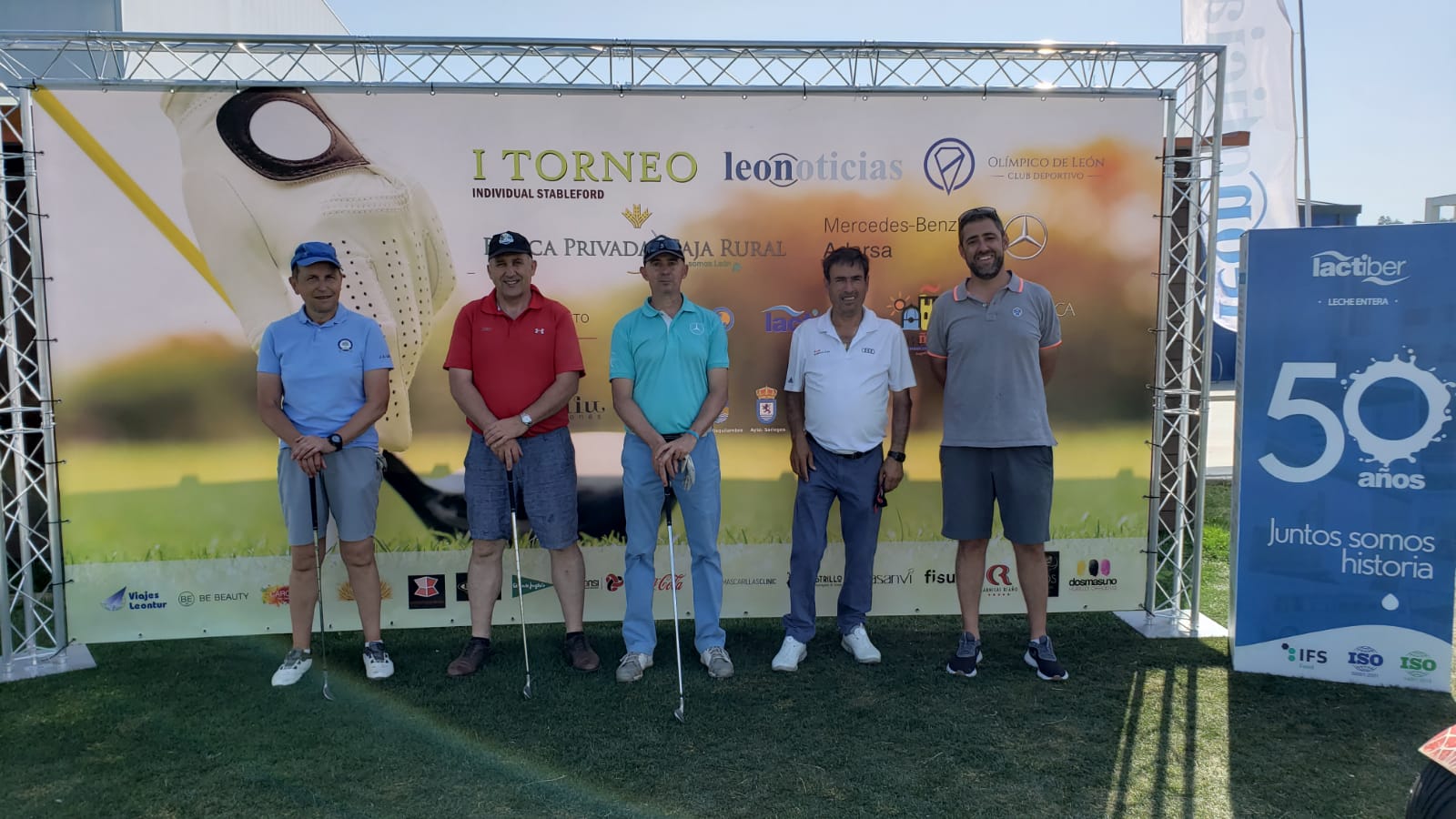 Los participantes y patrocinadores posan en la primera edición de este torneo