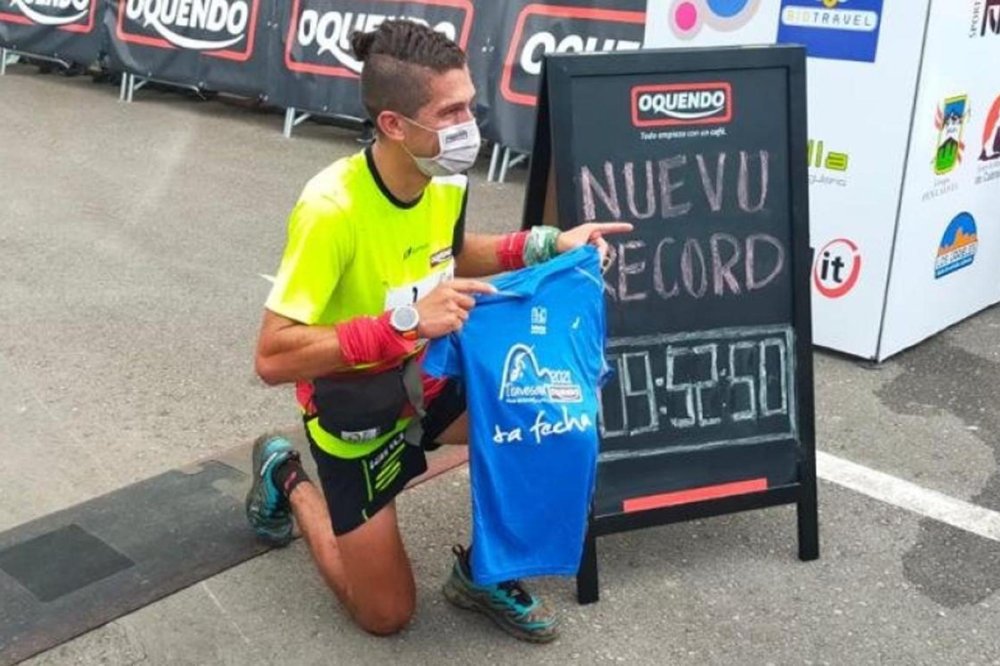 Manuel Merillas señala con uno de sus bastones el cronómetro de meta en la Travesera. 