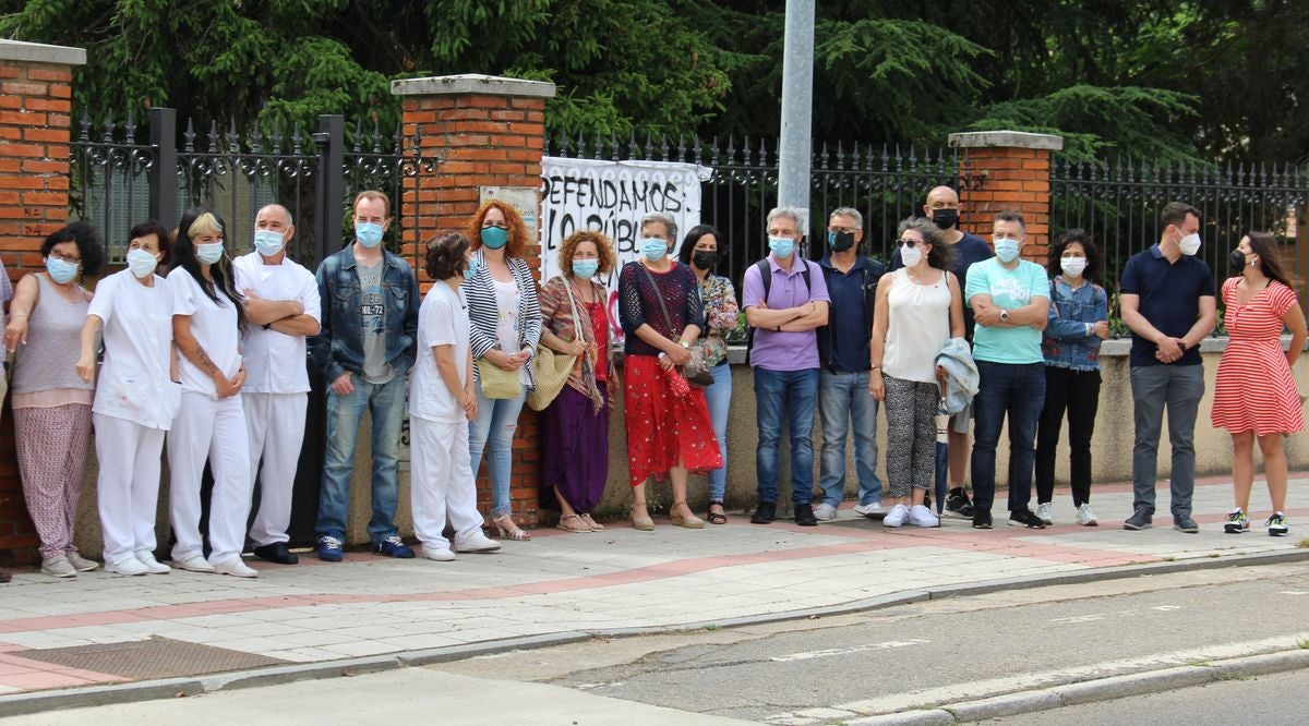 Los trabajadores del Centro El Alba claman contra el «boicot» para el cierre de este «centro referencia» en León.