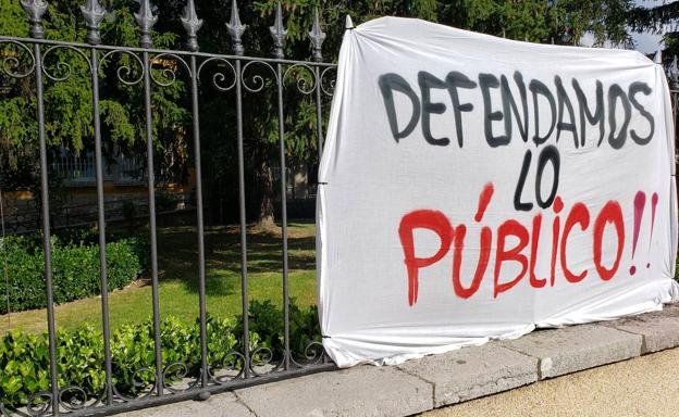 Galería. Imagen de las pancartas colocadas en el Centro de Menores. 