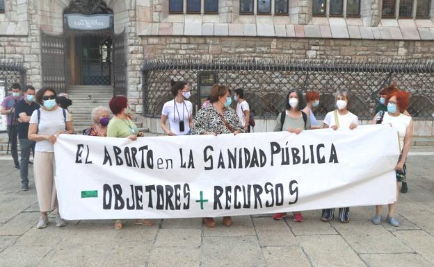 30 concentrados reclaman un «aborto libre» y denuncian «peregrinajes absurdos» de casi 600 mujeres