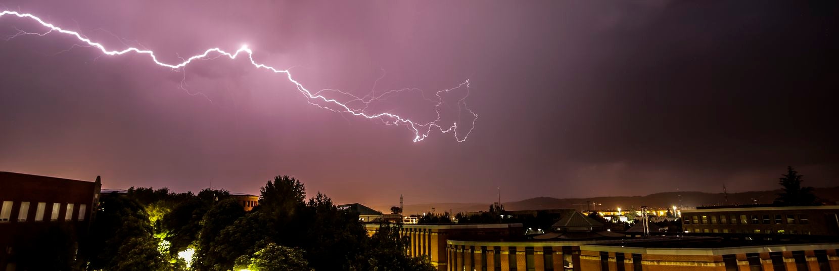 754 rayos, y truenos, sobre León. Las tormentas descargaron nos 11.000 rayos este domingo en Castilla y León. De ellos la mayoría, el 83 por ciento, fueron de «nube a nube». La provincia con mayor actividad eléctrica fue la de León. 