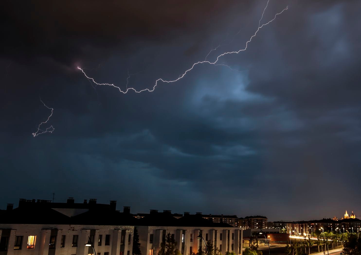 754 rayos, y truenos, sobre León. Las tormentas descargaron nos 11.000 rayos este domingo en Castilla y León. De ellos la mayoría, el 83 por ciento, fueron de «nube a nube». La provincia con mayor actividad eléctrica fue la de León. 