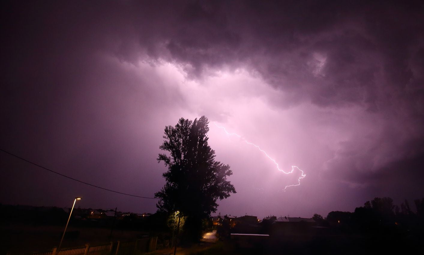 754 rayos, y truenos, sobre León. Las tormentas descargaron nos 11.000 rayos este domingo en Castilla y León. De ellos la mayoría, el 83 por ciento, fueron de «nube a nube». La provincia con mayor actividad eléctrica fue la de León. 