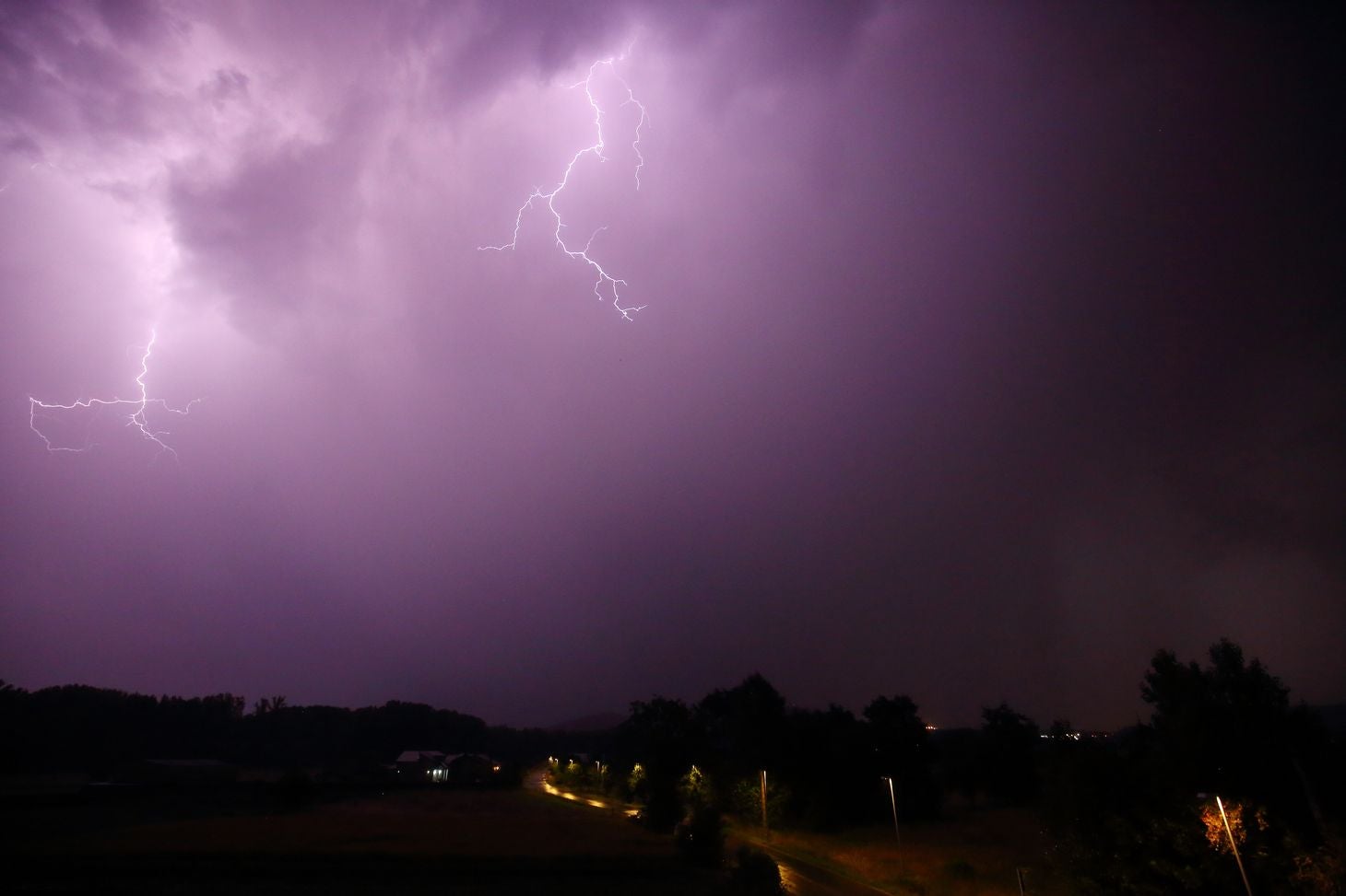 754 rayos, y truenos, sobre León. Las tormentas descargaron nos 11.000 rayos este domingo en Castilla y León. De ellos la mayoría, el 83 por ciento, fueron de «nube a nube». La provincia con mayor actividad eléctrica fue la de León. 