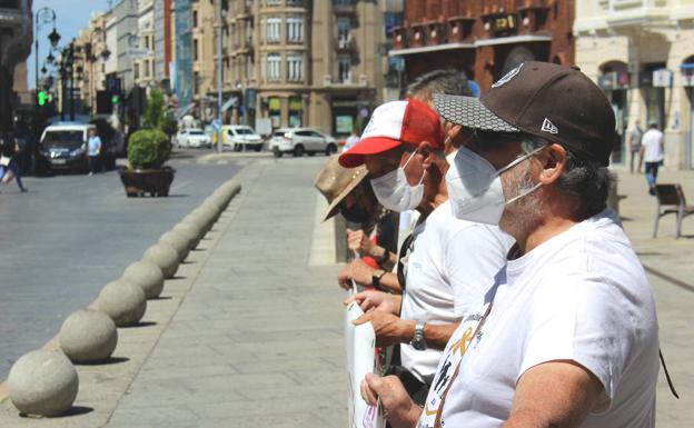 Varios pensionistas se concentan frente a Botines.