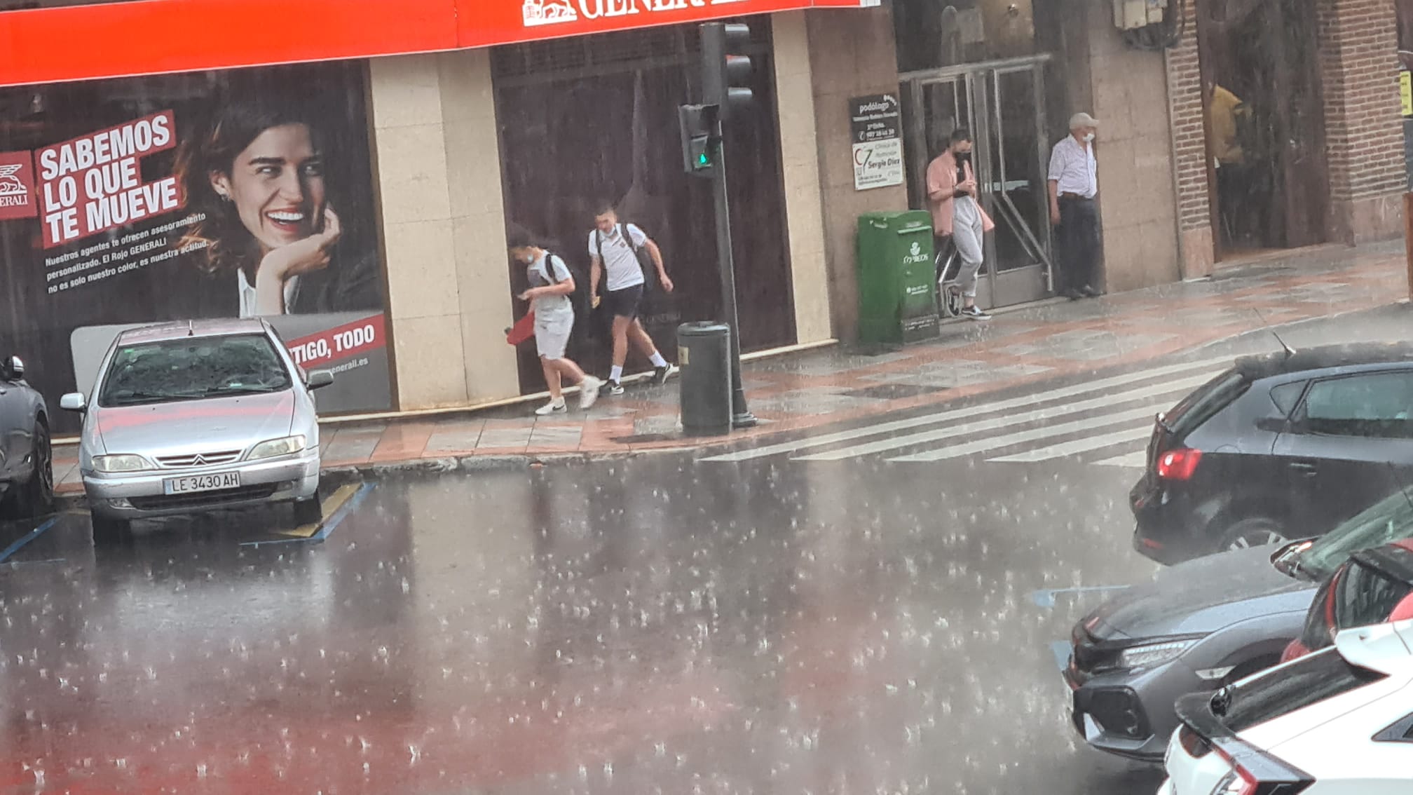 Una fuerte tormenta descarga con fuerza durante varios minutos en la capital leonesa.