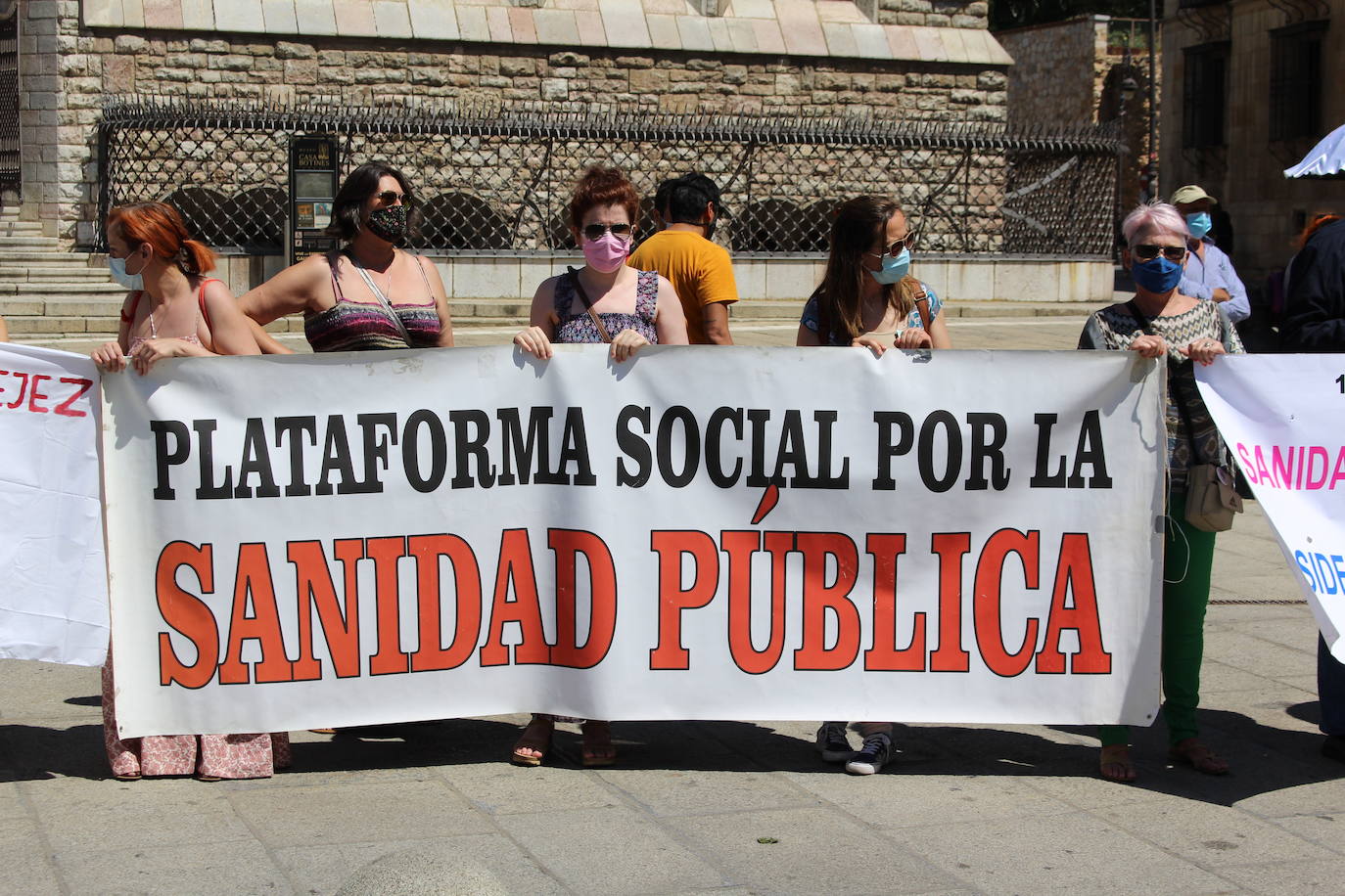 Cerca de 30 personas se manifiestan frente a Botines contra los abusos que sufren las personas de edad avanzada.