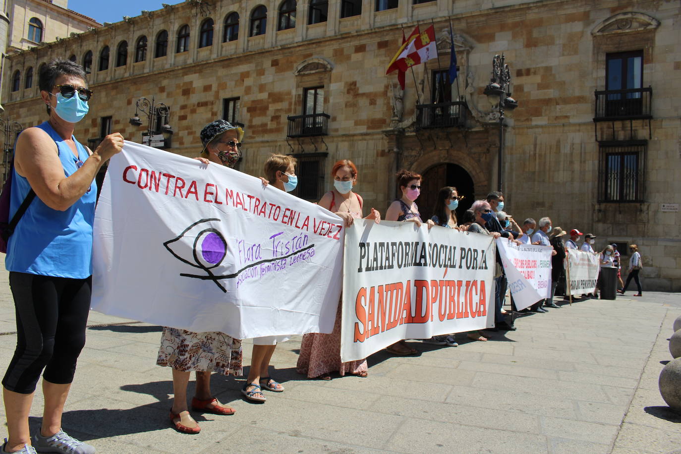 Cerca de 30 personas se manifiestan frente a Botines contra los abusos que sufren las personas de edad avanzada.