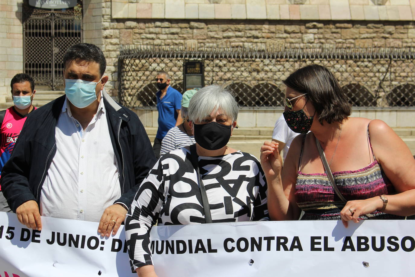 Cerca de 30 personas se manifiestan frente a Botines contra los abusos que sufren las personas de edad avanzada.