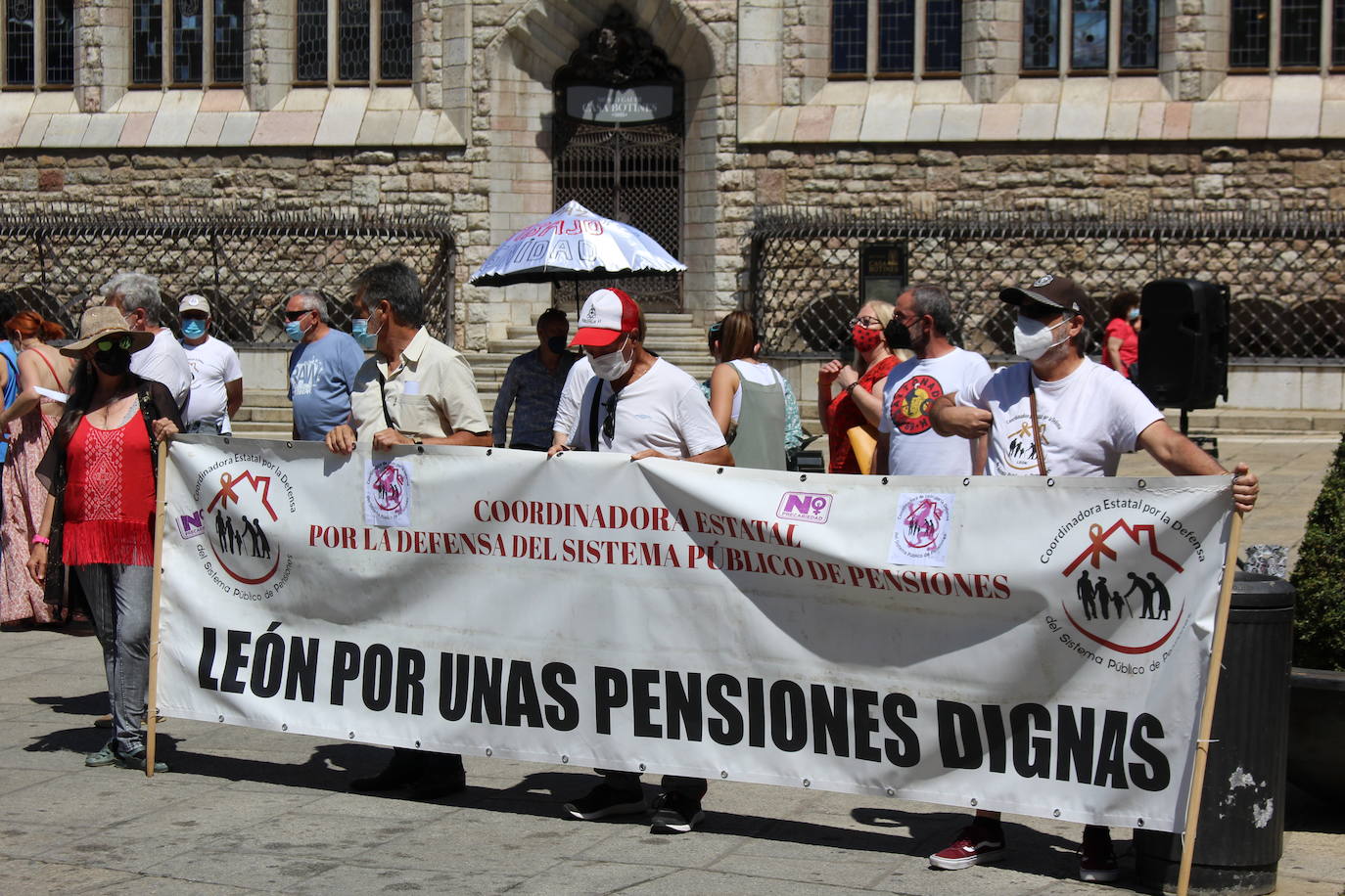 Cerca de 30 personas se manifiestan frente a Botines contra los abusos que sufren las personas de edad avanzada.