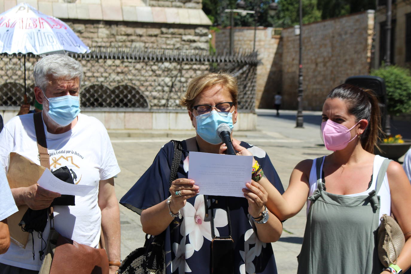 Cerca de 30 personas se manifiestan frente a Botines contra los abusos que sufren las personas de edad avanzada.