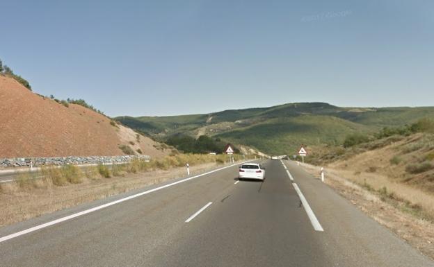 Un herido en una colisión entre un turismo y un camión en la A-6 en Torre del Bierzo