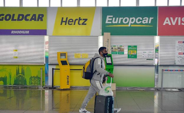 Oficinas de alquiladoras cerradas en el aeropuerto de El Prat, en 2020 