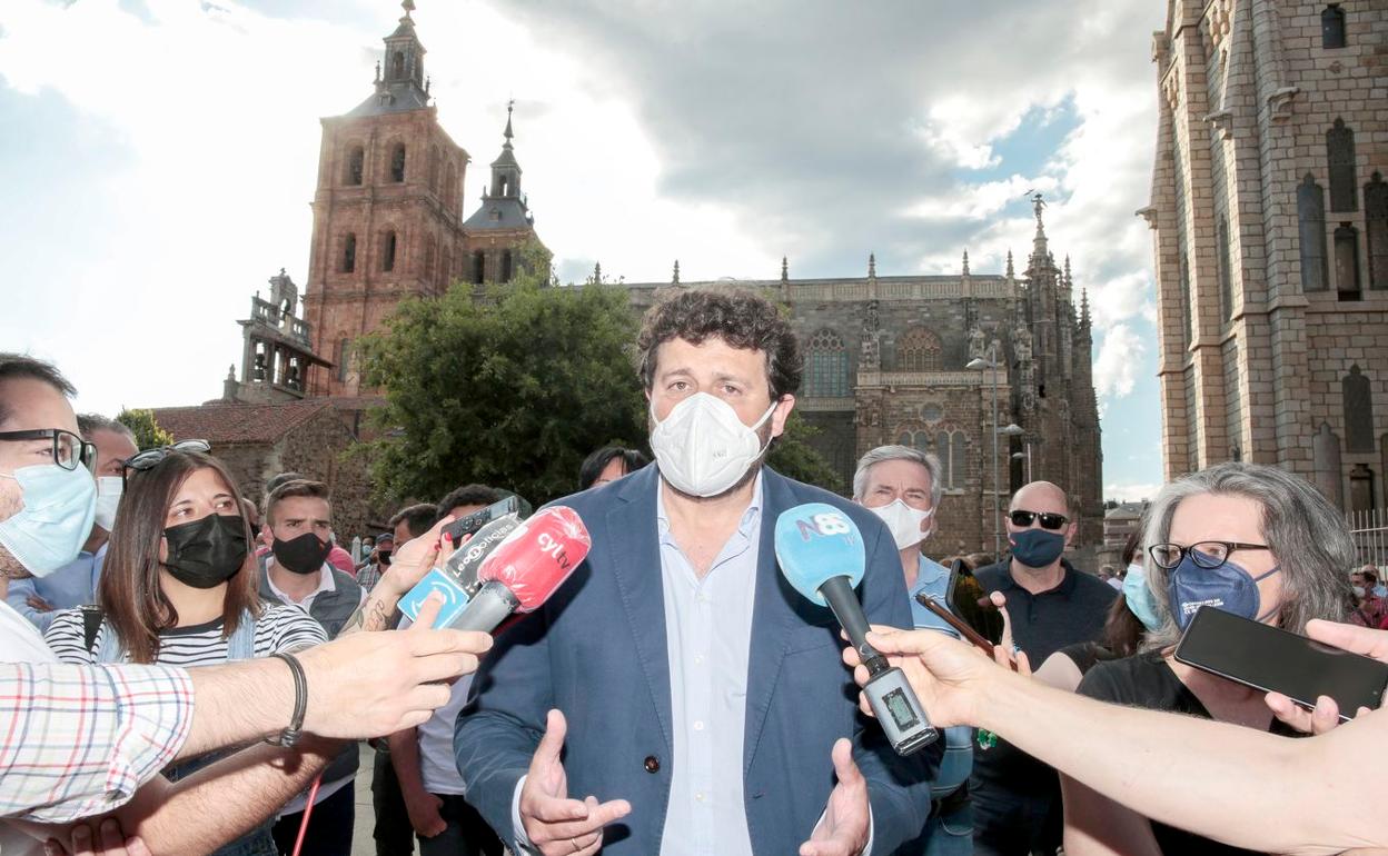 Manuel García, durante la presentación de su candidatura en Astorga. 