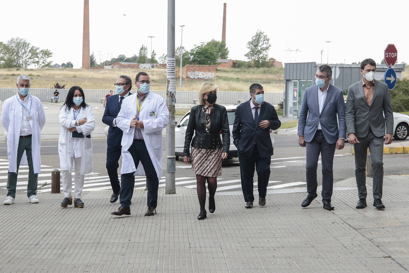 La consejera de Sanidad, Verónica Casado, conoce el nuevo TAC cardiológico del Hospital de León. Junto a ella, el gerente de Atención Primaria, José Pedro Fernández y el director médico, Juan Oritiz y el equipo del Hospital