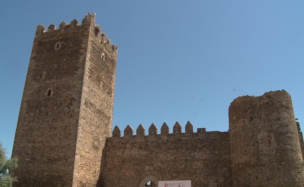 Imagen de la fachada principal del castillo con la Torre del Homenaje a la izquierda.