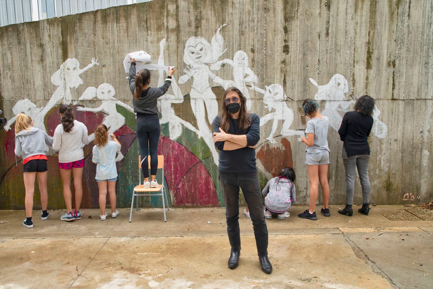 Un mural de superheroínas visibilizará el deporte femenino en el CEIP Margarita Salas de Arroyo (Valladolid), centro vencedor del reto de Afedecyl, impulsado por Iberdrola. En la imagen las niñas que están pintando el mural, junto a los responsables de la iniciativa y profesoras del centro; entre ellos, el dibujante leonés 'lolo'. 