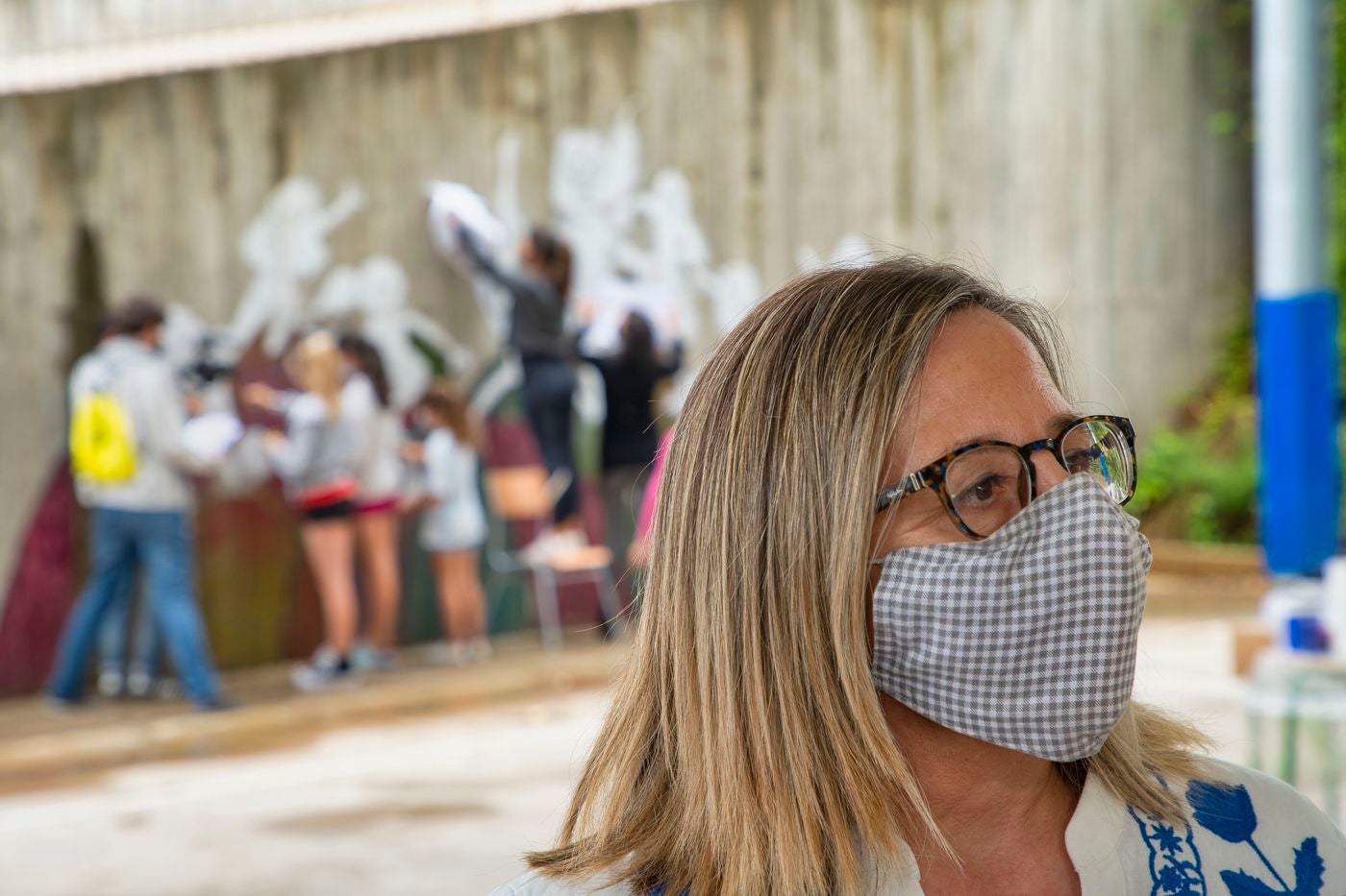 Un mural de superheroínas visibilizará el deporte femenino en el CEIP Margarita Salas de Arroyo (Valladolid), centro vencedor del reto de Afedecyl, impulsado por Iberdrola. En la imagen las niñas que están pintando el mural, junto a los responsables de la iniciativa y profesoras del centro; entre ellos, el dibujante leonés 'lolo'. 