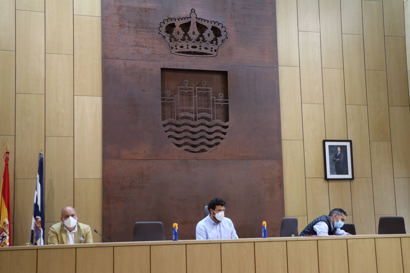 Los grupos debaten la subrogación del personal del polideportivo de Navatejera y la cesión de la infraestructura.