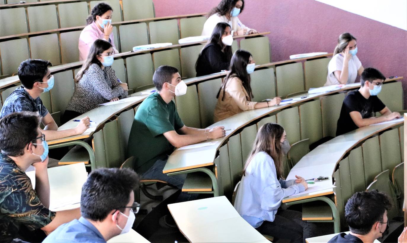 Varios estudiantes, durante las pruebas de la Ebau.