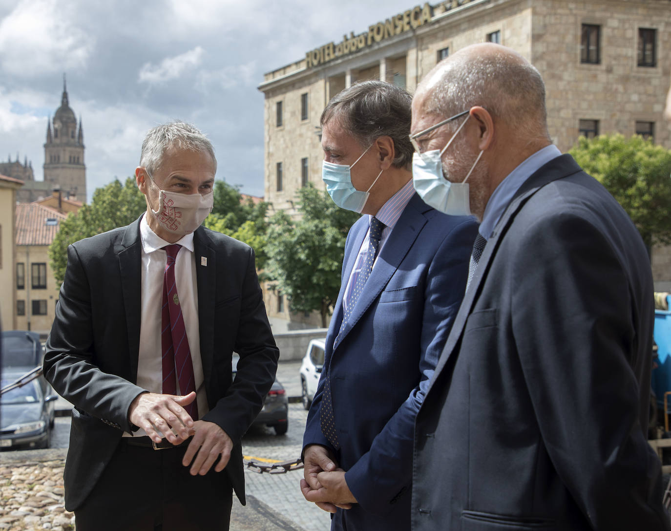 El presidente de la Junta de Castilla y León, Alfonso Fernández Mañueco, entrega la Medalla al Mérito Profesional a título póstumo al reportero gráfico Roberto Fraile. En la imagen, los hijos de Roberto Fraile recogen la medalla