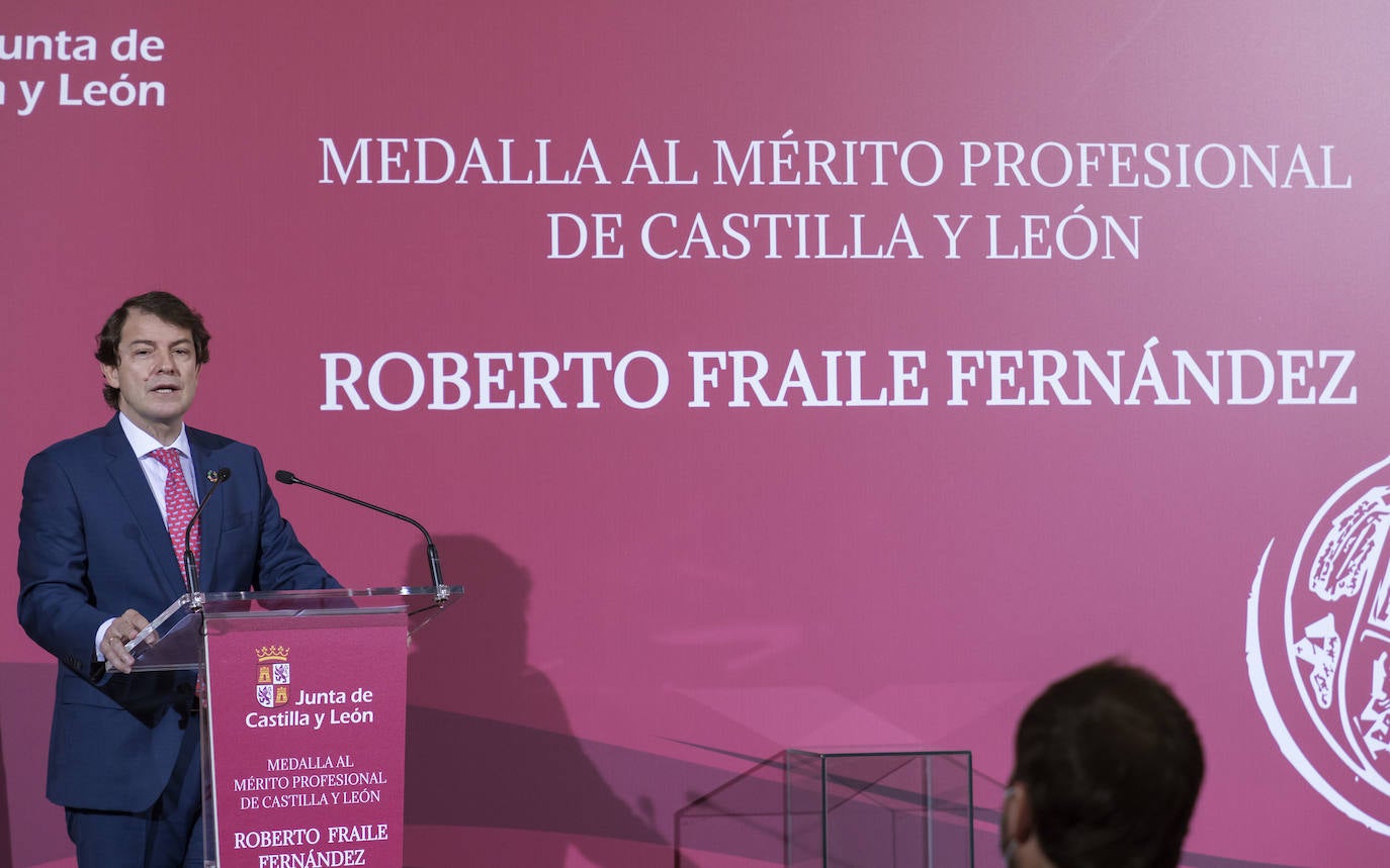 El presidente de la Junta de Castilla y León, Alfonso Fernández Mañueco, entrega la Medalla al Mérito Profesional a título póstumo al reportero gráfico Roberto Fraile. En la imagen, los hijos de Roberto Fraile recogen la medalla