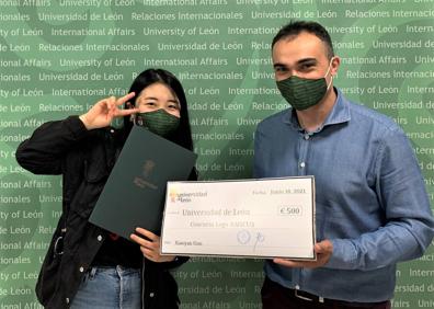 Imagen secundaria 1 - La estudiante de economía de la ULE, Xioyang Guo, recibe el premio de diseño del logo &#039;Amicus&#039;